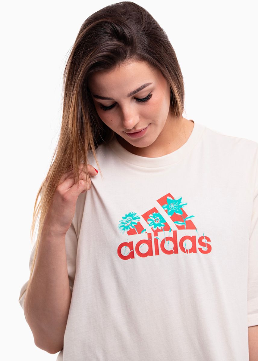 adidas Damen T-Shirt Flower Pack Badge of Sport IT1421