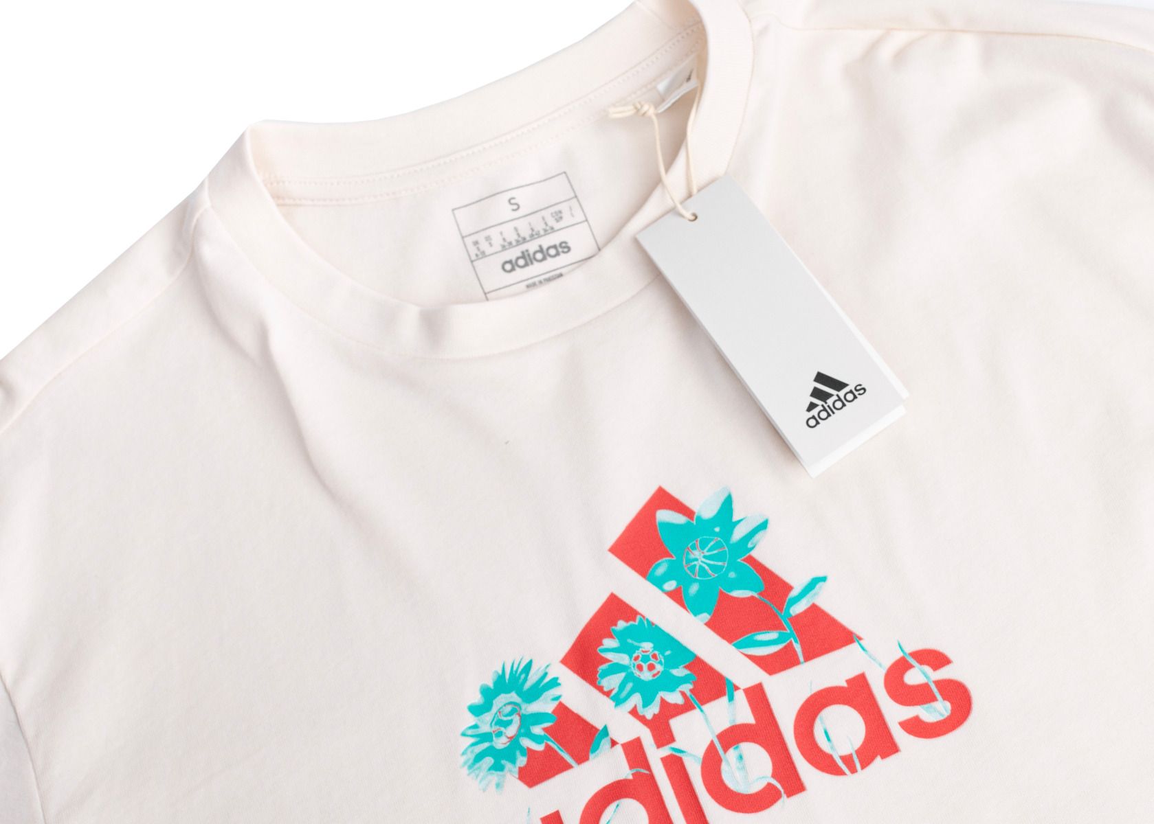 adidas Damen T-Shirt Flower Pack Badge of Sport IT1421