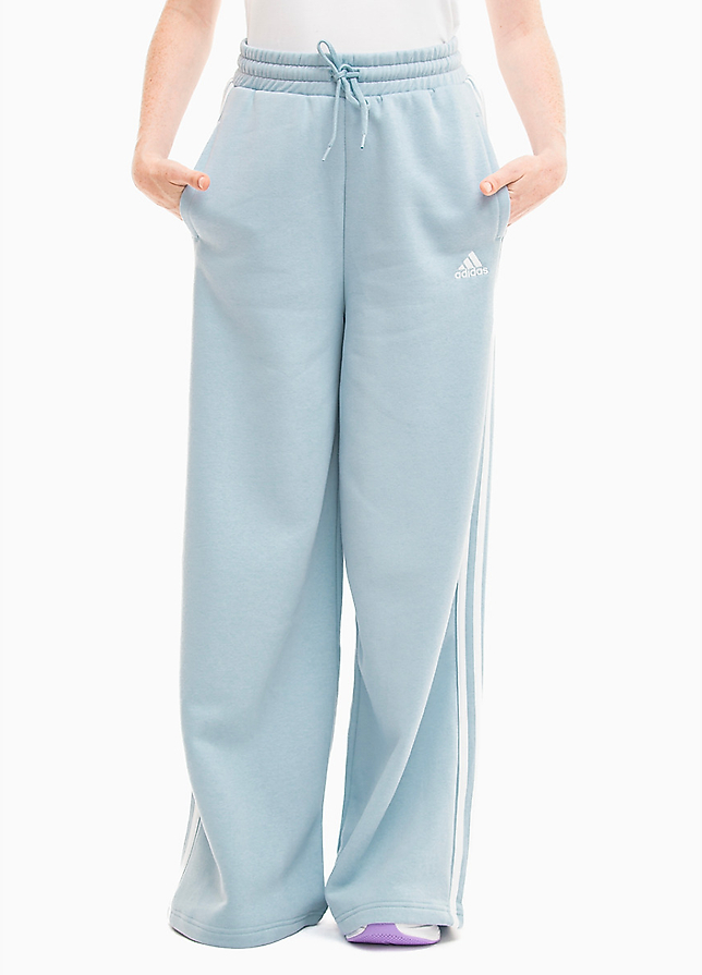 adidas Damen Jogginghosen Essentials 3-Stripes Fleece Wide IR5384 adidas Damen Jogginghosen Essentials 3-Stripes Fleece Wide IR5384